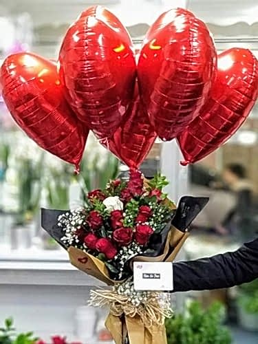 Aşkınıza 11 güllü ve 4 uçan Balon